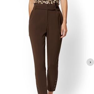 NWT NY&CO Brown 7th Avenue Button Accent Belted Slim Pant. Size 10.